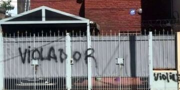 Escracharon la casa del acusado. El papá habría amenazado a la familia de la víctima.