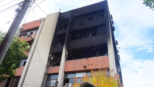 Las consecuencias del incendio en el edificio de Apross en Córdoba. (La Voz/José Gabriel Hernández).