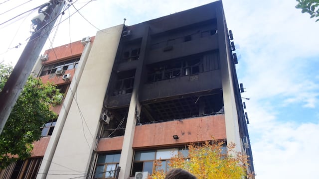 Las consecuencias del incendio en el edificio de Apross en Córdoba. (La Voz/José Gabriel Hernández).