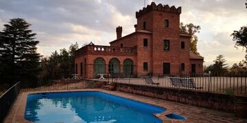 La propiedad tiene muebles de época y fue construido con materiales traídos de Europa.