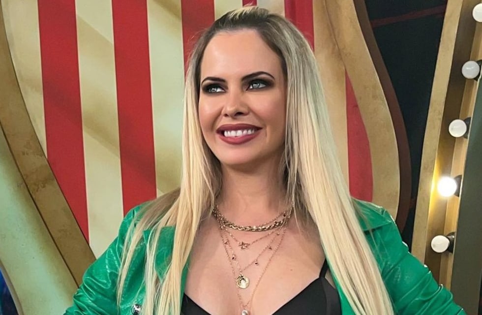Un look matutino a puro glam: Ale Maglietti posó en top de pedrería, leggin y blazer blanco