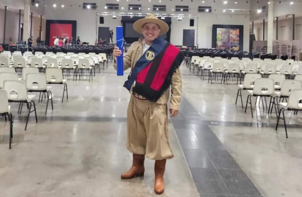 Médico gaucho: el orgullo del salteño, Julio ‘Chikilin’ Bazán, tras recibir su título con bombacha, sombrero y poncho