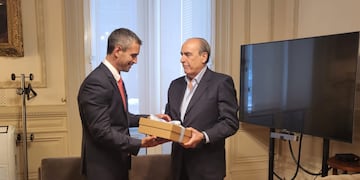 El ministro del Interior, Guillermo Francos, le entregó la "ley ómnibus" al presidente de la Cámara de Diputados, Martín Menem. Foto: HCDN