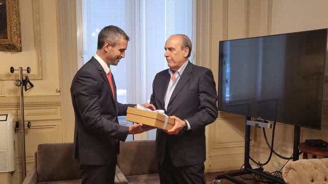 El ministro del Interior, Guillermo Francos, le entregó la "ley ómnibus" al presidente de la Cámara de Diputados, Martín Menem. Foto: HCDN