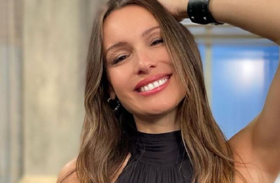 Todo le queda bien: Pampita deslumbró con un vestido negro para la noche al estilo “sexychic”
