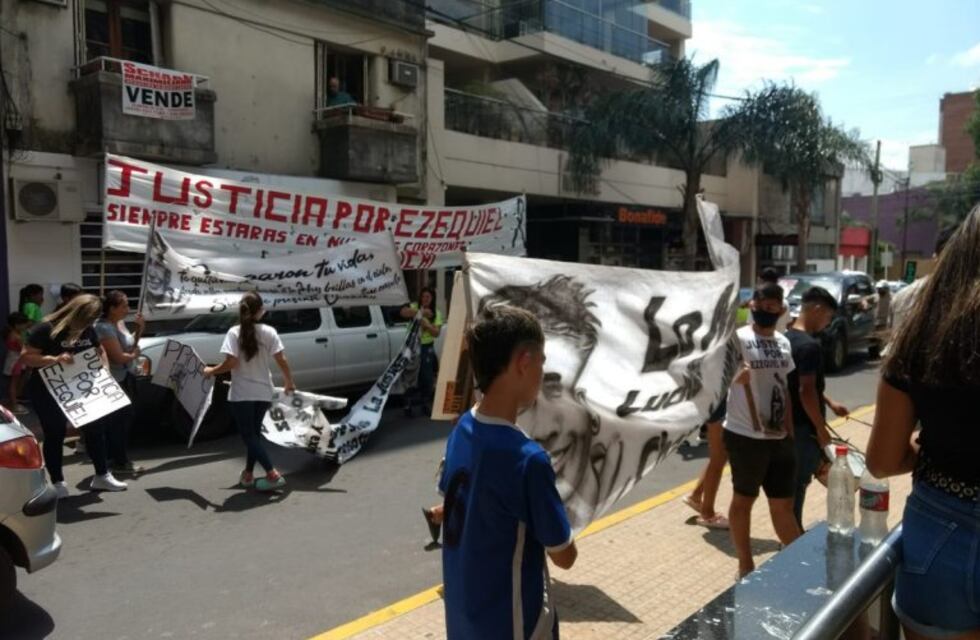 Familiares y amigos de Ezequiel Muñóz se manifestaron frente a Tribunales