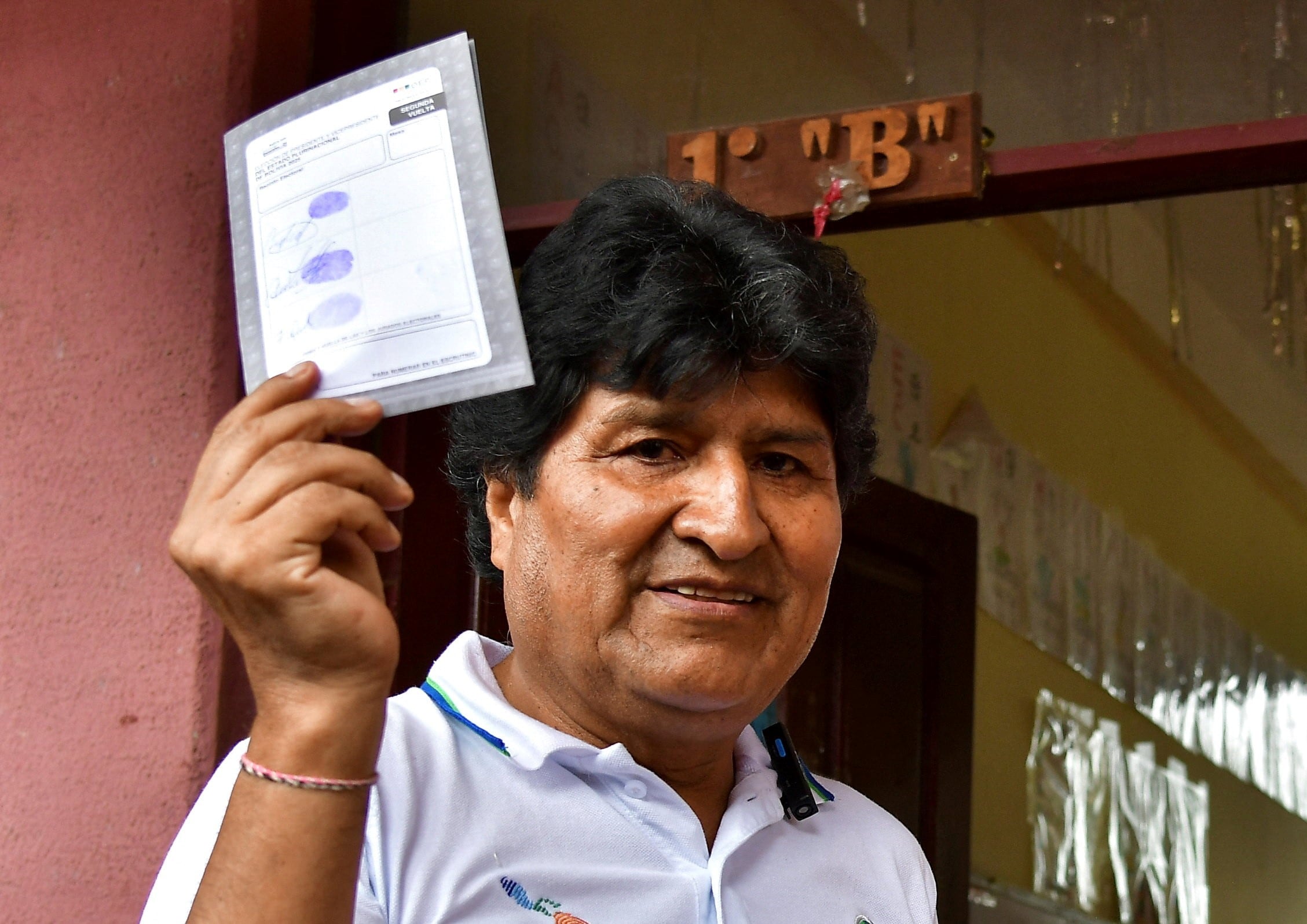 El expresidente boliviano Evo Morales muestra su voto a los medios de comunicación antes de emitir su sufragio en un colegio electoral en Cochabamba, durante la segunda vuelta de las elecciones presidenciales en Bolivia.