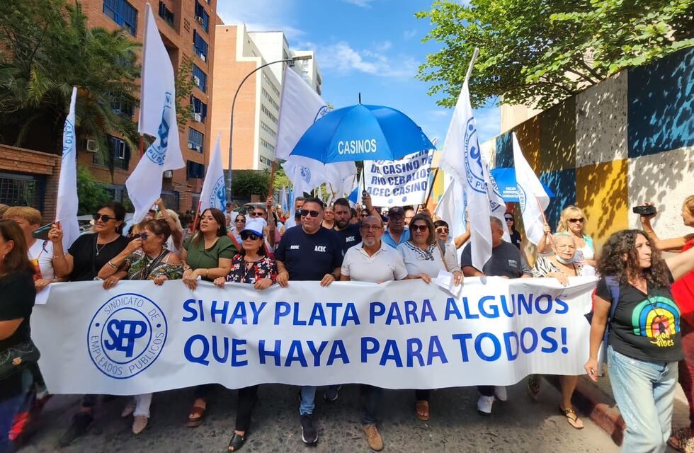 Trabajadores de la salud marcharon en Córdoba: cuál es el reclamo de los profesionales