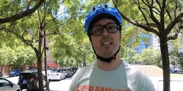 BiciBandido, el hombre que circula en bicicleta y choca autos en la ciudad de Buenos Aires.