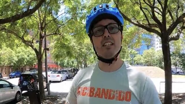 BiciBandido, el hombre que circula en bicicleta y choca autos en la ciudad de Buenos Aires.