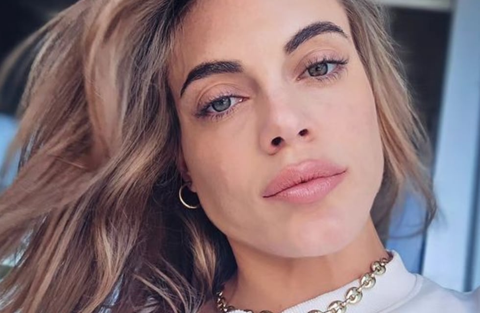 Escote y mucha piel: Emilia Attias lució un look total black mega explosivo