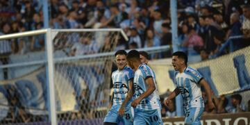 Racing recuperó la sonrisa con el triunfo, pero perdió por lesión a una de sus figuras, José Méndez (8).