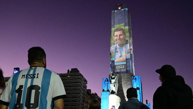 El rostro de la "Pulga" asomó sobre miles de personas en la última noche de la Fiesta de Colectividades.