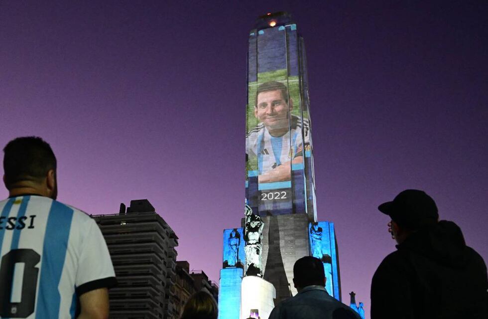 De Rosario: Lionel Messi y Ángel Di María iluminaron el Monumento a la Bandera