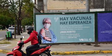Mensajes de las autoridades para que la gente se inscriba en la vacunación (La Voz)