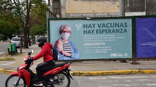 Mensajes de las autoridades para que la gente se inscriba en la vacunación (La Voz)