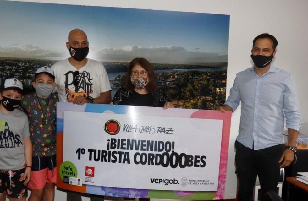 Carlos Paz recibió con premios y regalos al primer turista cordobés que arribó a la ciudad este viernes