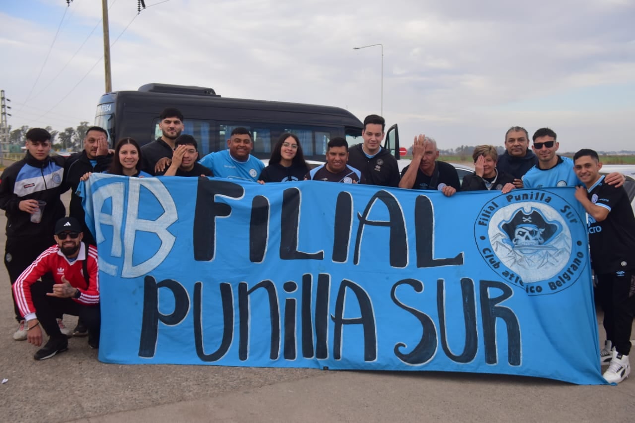 Los hinchas de Belgrano y otra muestra de amor masivo. Tremendo acompañamiento de los piratas en la Copa Argentina. (José Gabriel Hernández / Enviado a Rosario)