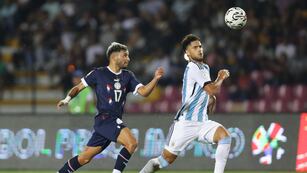 El mendocino Marco Di Cesare disputa el balón con Iván Leguizamón de Paraguay, en un partido del Torneo Preolímpico Sudamericano Sub-23 en el estadio Polideportivo Misael Delgado en Valencia (Venezuela). EFE/ Rayner Peña R.