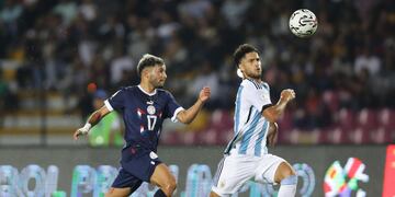 El mendocino Marco Di Cesare disputa el balón con Iván Leguizamón de Paraguay, en un partido del Torneo Preolímpico Sudamericano Sub-23 en el estadio Polideportivo Misael Delgado en Valencia (Venezuela). EFE/ Rayner Peña R.