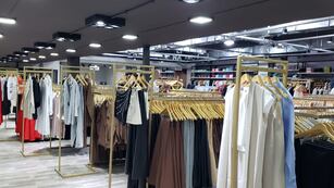 Un megalocal de indumentaria ofrece prendas "casi al costo".