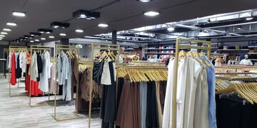 Un megalocal de indumentaria ofrece prendas "casi al costo".