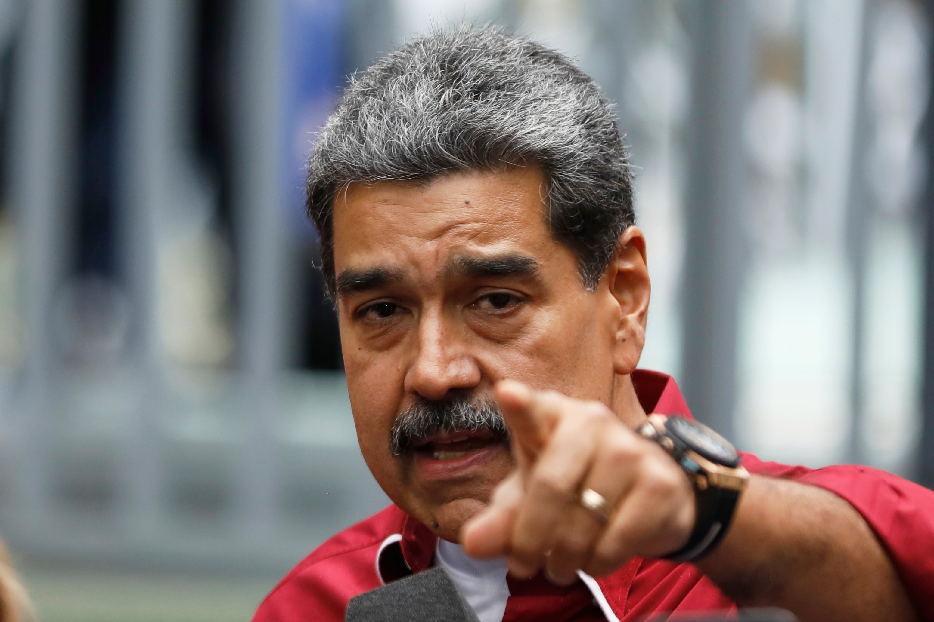 ARCHIVO - El presidente de Venezuela, Nicolás Maduro, habla con periodistas después de votar en las elecciones legislativas y de gobernadores en Caracas, Venezuela, el domingo 25 de mayo de 2025. (AP Foto/Cristian Hernández, Archivo)
