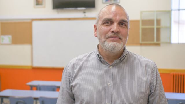 Enseña física a través de la experimentación y encontró la forma de motivar a sus alumnos.