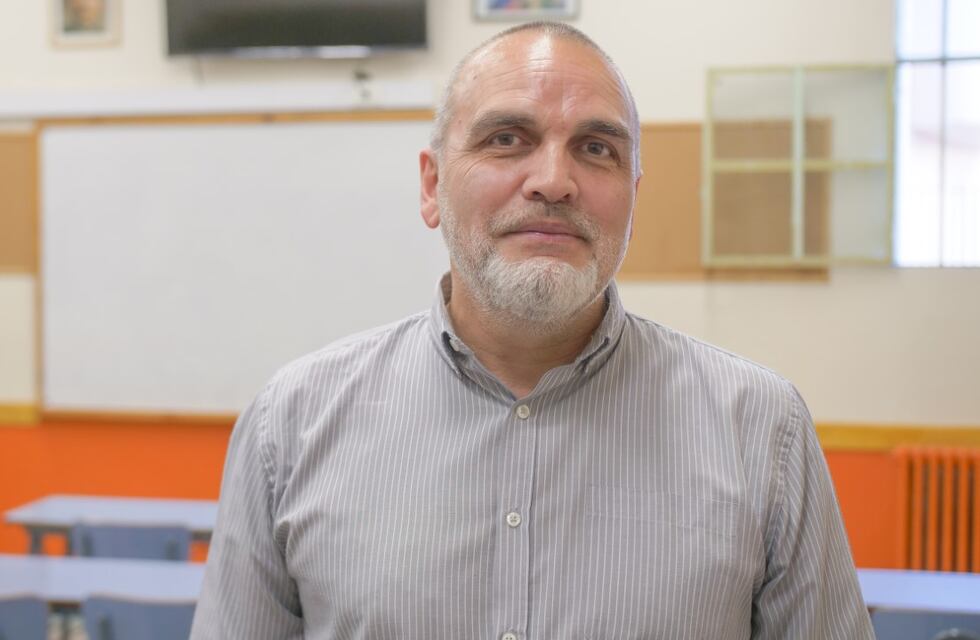 Enseña física a través de la experimentación y encontró la forma de motivar a sus alumnos