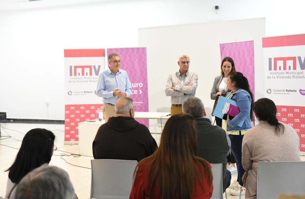 Entregaron escrituras de lotes y viviendas a 18 familias