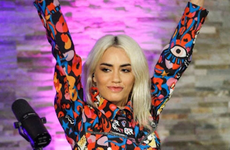 Lali Espósito fue a una fiesta con un remerón, medias de red y causó furor