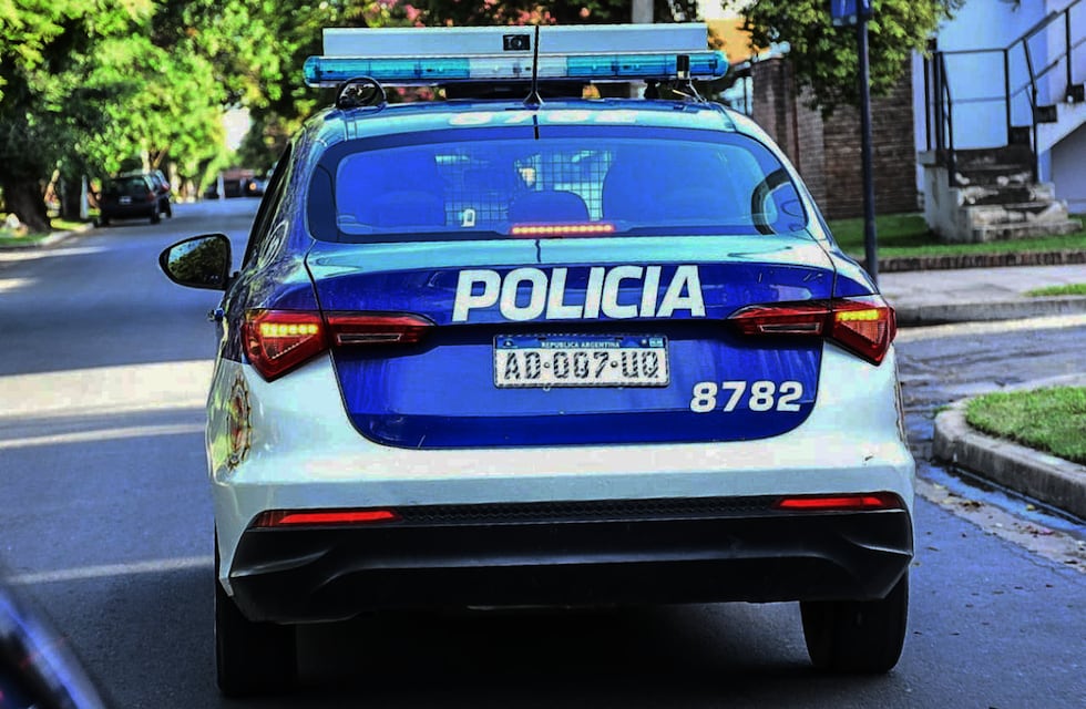 Un trabajador municipal de Córdoba condujo alcoholizado, chocó a un patrullero e hirió a dos policías