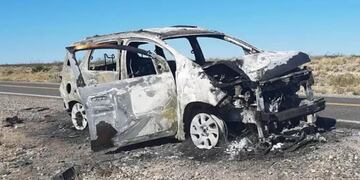 Un nene de 7 años bajó del auto, cruzó la ruta y murió atropellado por un vehículo que se prendió fuego por el impacto.