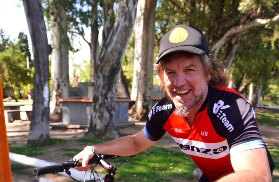 Alejandro Saluzzo, el ciclista de Arroyito que descubre pueblos y parajes de la zona y la región