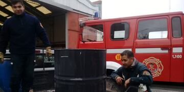 Los bomberos voluntarios de Punta Alta recibieron dos barriles de espuma