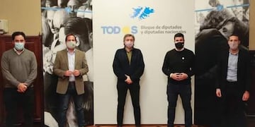 Máximo Kirchner y Marcos Cleri recibieron al Intendente Pablo Corsalini. Además estuvieron presentes el Presidente Comunal de General Lagos, Esteban Ferri y al Secretario de Áreas Metropolitanas de la provincia de Santa Fe, Germán Bacarella.