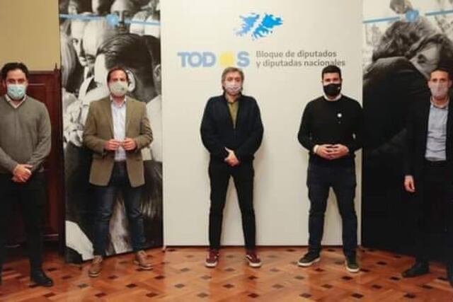 Máximo Kirchner y Marcos Cleri recibieron al Intendente Pablo Corsalini. Además estuvieron presentes el Presidente Comunal de General Lagos, Esteban Ferri y al Secretario de Áreas Metropolitanas de la provincia de Santa Fe, Germán Bacarella.