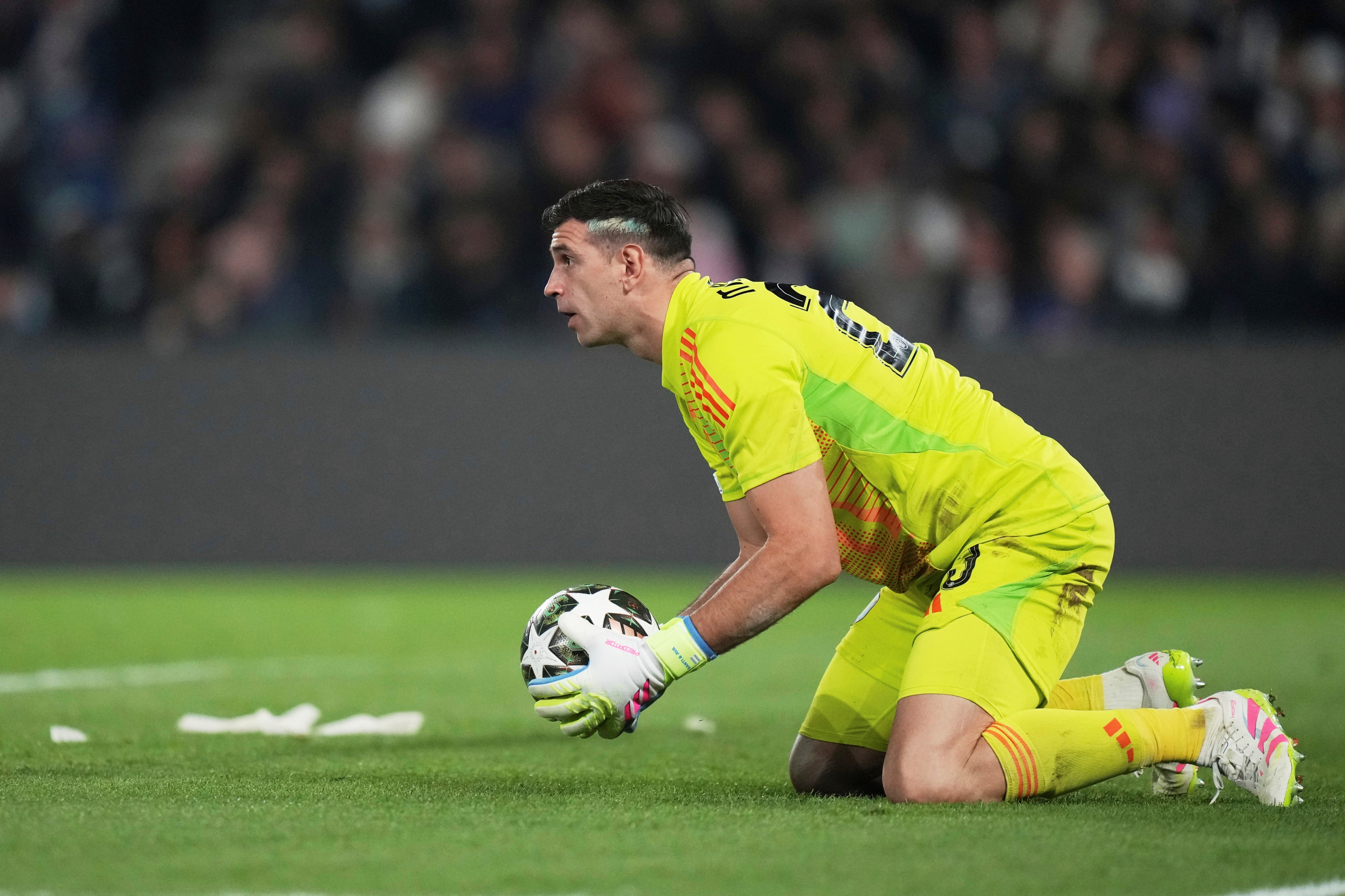 Dibu Martínez, arquero de Aston Villa, en el partido de ida de los cuartos de final de la Champions antes el PSG. (AP)