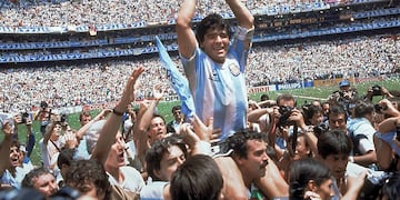 Maradona, con la camiseta que donó Matthäus.