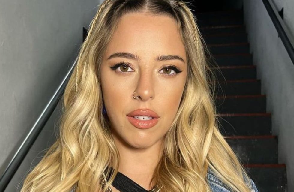 Nati Jota y su look para ir de fiesta en Qatar: pollera tableada y top negro