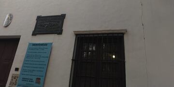 En el frente de la Casa Natal de Domingo Faustino Sarmiento se pueden ver dos grietas/Tiempo de San Juan