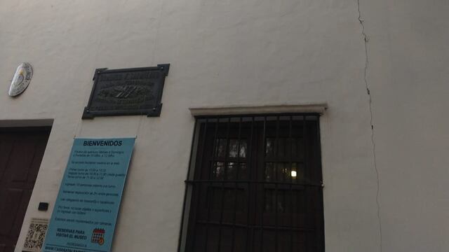En el frente de la Casa Natal de Domingo Faustino Sarmiento se pueden ver dos grietas/Tiempo de San Juan