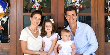 Isabel Macedo y Juan Manuel Urtubey, junto a sus dos hijas, se mudaron a Uruguay.
