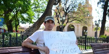 Padre encadenado en plaza San Martín por casos de abusos sexuales en el  jardin de Coronel Olmedo. Foto José Hernandez