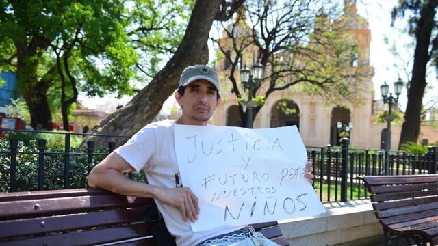 Padre encadenado en plaza San Martín por casos de abusos sexuales en el  jardin de Coronel Olmedo. Foto José Hernandez