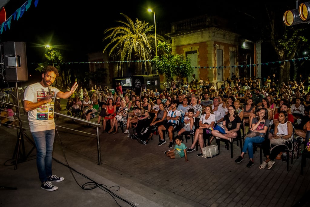 Humor frente al río: stand up y espectáculos gratuitos al aire libre este viernes en Sala Mayo