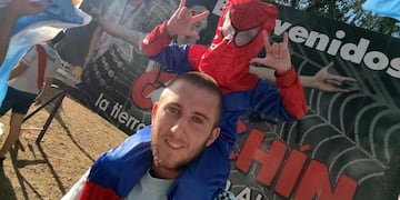 Maxi llegó al pequeño Fausto, de cuatro años, a la bienvenida del campeón del mundo Julián Álvarez.