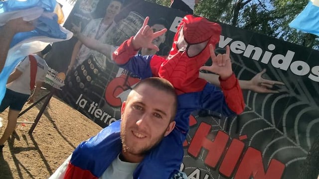 Maxi llegó al pequeño Fausto, de cuatro años, a la bienvenida del campeón del mundo Julián Álvarez.
