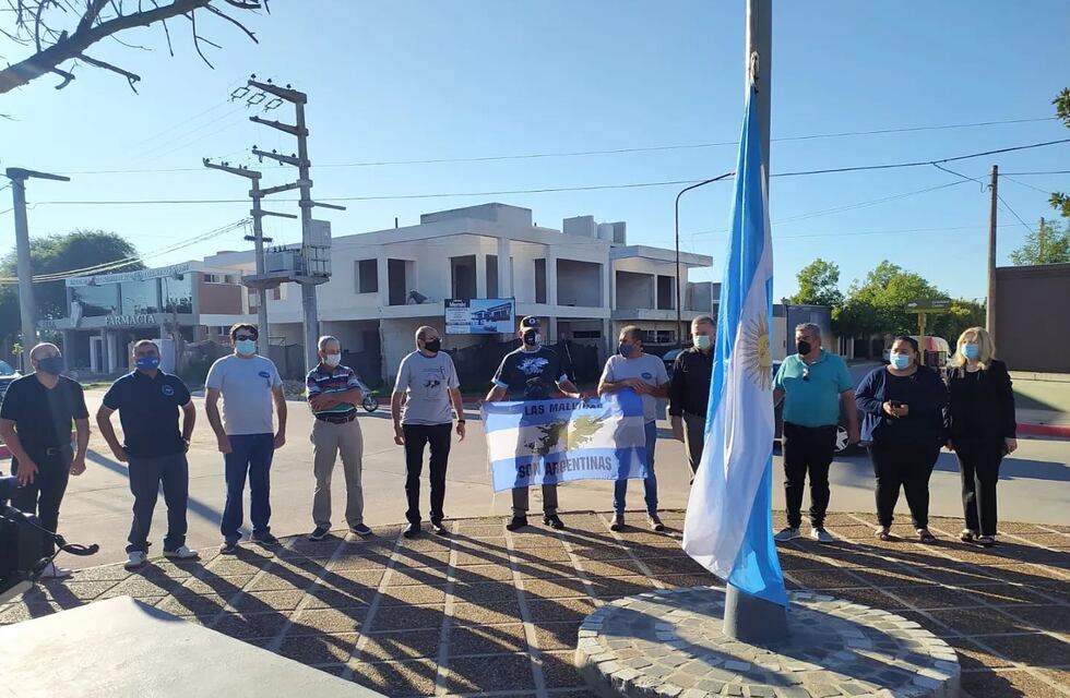 Como cada día 2 se izó la Bandera en la Plazoleta Malvinas Argentinas de Arroyito