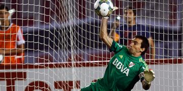 Marcelo Barovero, tapando el penal de Emanuel Gigliotti en la Copa Sudamericana 2014.